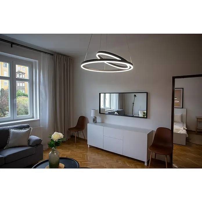 Direct Signs LED-Pendelleuchte Noble - Höhe: 150 cm, Schwarz, Durchmesser: 600 mm - Das moderne Wohnzimmer wird durch eine auffällige, kreisförmige LED-Hängeleuchte mit elegantem Design beleuchtet, die einen hellen Mittelpunkt bildet.