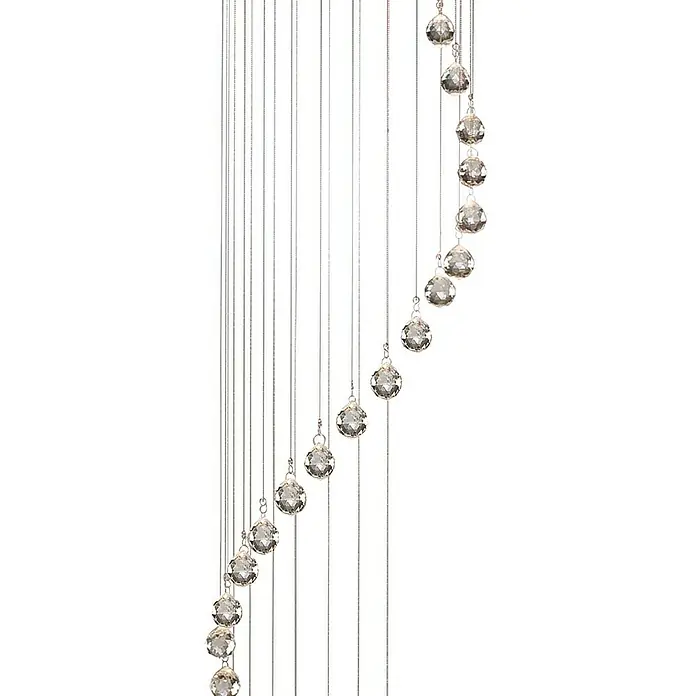 Searchlight Pendelleuchte Hallway - 175 W, L x B x H: 30 x 30 x 180 cm, Chrom, GU10 - Detailaufnahme einer modernen Kristall-Hängeleuchte mit eleganten, tropfenförmigen Anhängern an feinen Silberketten.