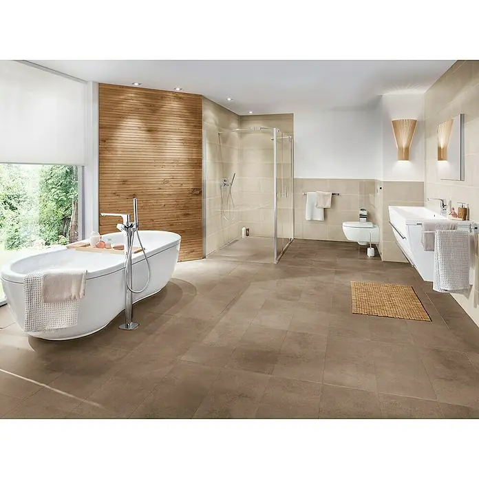 Art-Tec by Palazzo Feinsteinzeugfliese - 30 x 60 cm, Taupe, Schimmernd - Badezimmer mit freistehender Badewanne, Dusche und Waschtisch in modernem Design mit warmen Farbtönen und Holzelementen für eine entspannende Atmosphäre.