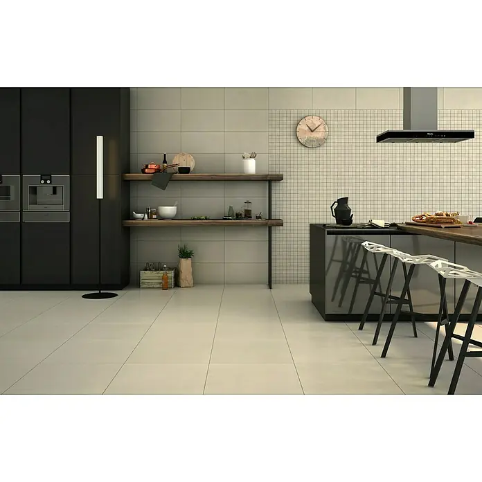 Art-Tec by Palazzo Feinsteinzeugfliese60 x 60 cm, Offwhite, Matt - Kücheninterieur mit modernen, schwarzen Schränken, Regalen und einer Kochinsel mit stilvollen Barhockern für ein elegantes Ambiente.