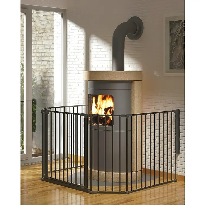 Star Stairs Sicherheitsgitter Ben - L x H: 278 x 71 cm, Geeignet für: Kinder bis 24 Monate - Ein moderner Kamin mit einem schwarzen Schutzgitter davor, das die Sicherheit erhöht und gleichzeitig das elegante Design betont.