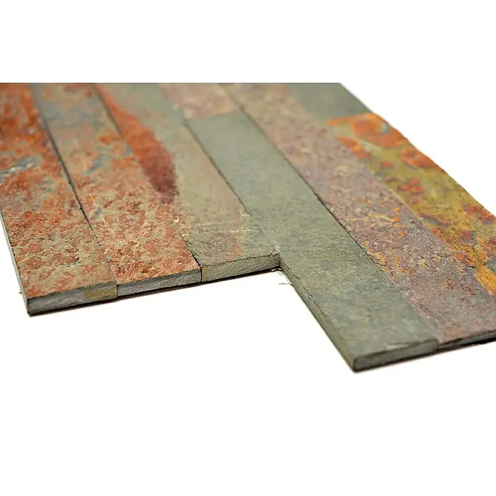 Selbstklebemosaik Gold Rush - 15 x 60 cm, Beige/Braun, Matt - Nahaufnahme von Schieferpaneelen in verschiedenen Farben, die eine rustikale und natürliche Wandverkleidung bilden. Ideal für Innenräume.