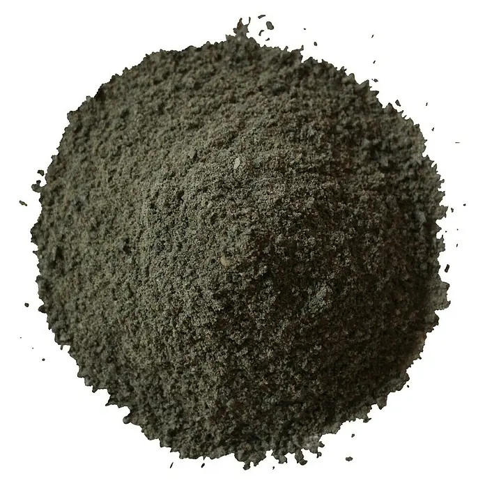 Fugensand - Grau, Fugenbreite: 1 mm - 5 mm, 25 kg - Nahaufnahme von einer Menge dunklem Pulver auf einem schwarzen Hintergrund. Es handelt sich um eine feine und krümelige Substanz.