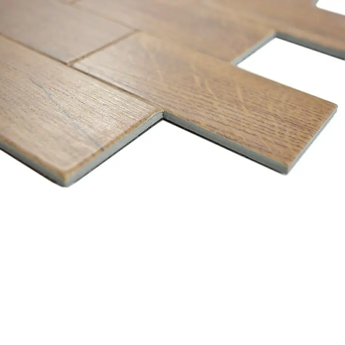 Selbstklebemosaik SAM 4SW8E - 30 x 30 cm, Braun, Matt - Nahaufnahme von Holzfliesen mit attraktiver Maserung. Ideal für Bodenbeläge mit warmem Farbton und einfacher Verlegung.