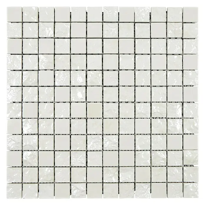 Mosaikfliese Gaku CG GA2 - 31,6 x 31,6 cm, Weiß, Glänzend - Nahaufnahme eines Musters von weißen Mosaikfliesen, die ein einheitliches und strukturiertes Design für Wände und Böden bieten.