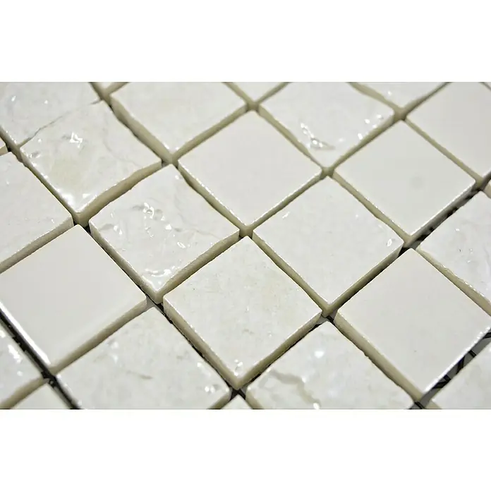 Mosaikfliese Gaku CG GA2 - 31,6 x 31,6 cm, Weiß, Glänzend - Nahaufnahme von glänzenden, quadratischen, weißen Keramikfliesen, die ein sich wiederholendes Muster bilden und eine elegante Oberfläche betonen.