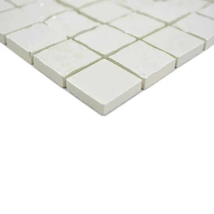 Mosaikfliese Gaku CG GA2 - 31,6 x 31,6 cm, Weiß, Glänzend - Nahaufnahme der glänzenden, weißen Keramikmosaikfliesen, die eine elegante und saubere Ästhetik für Innenräume bieten.