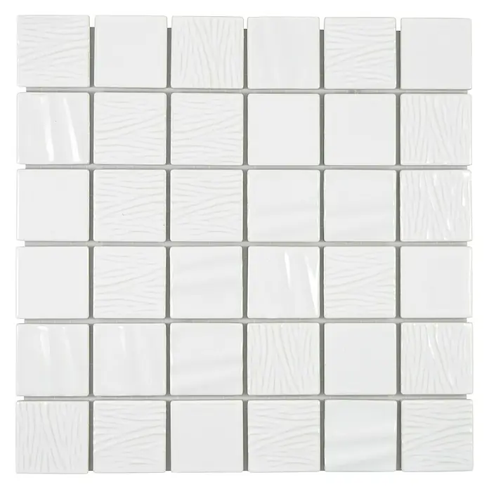 Mosaikfliese Quadrat CG KN1 - 29,5 x 29,5 cm, Weiß, Glänzend - Nahaufnahme eines Musters aus weißen Mosaikfliesen mit glatten und strukturierten Oberflächen für ein elegantes Baddesign.