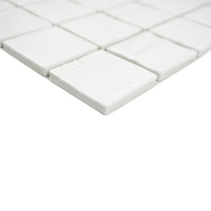 Mosaikfliese Quadrat CG KN1 - 29,5 x 29,5 cm, Weiß, Glänzend - Nahaufnahme von weißen quadratischen Mosaikfliesen mit glatter und strukturierter Oberfläche, ideal für Bad und Küche.