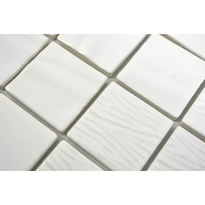 Mosaikfliese Quadrat CG KN1 - 29,5 x 29,5 cm, Weiß, Glänzend - Weiße quadratische Mosaikfliesen, einige glatt glänzend, andere mit subtiler linearer Textur.