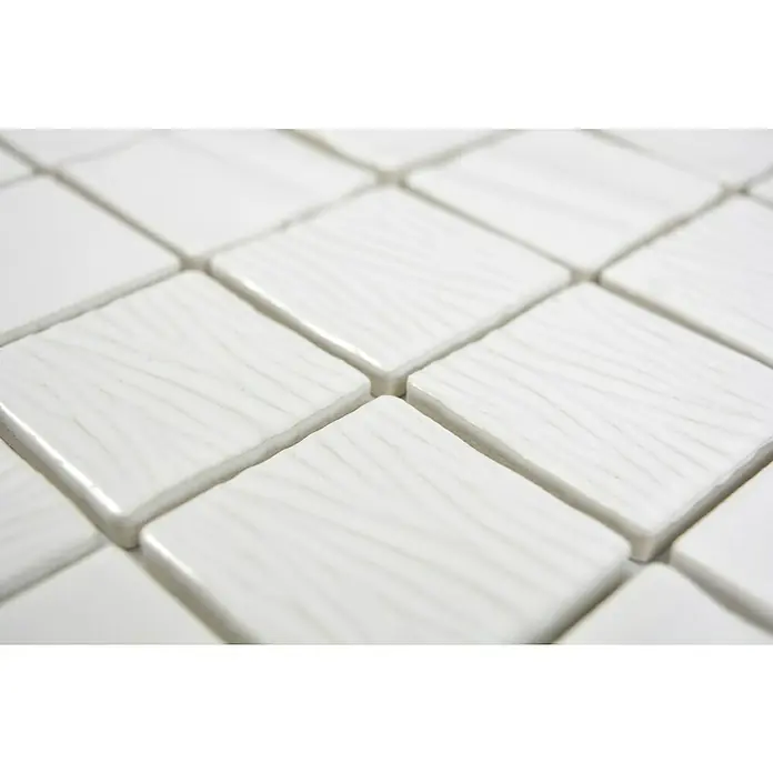 Mosaikfliese Quadrat CG KN1 - 29,5 x 29,5 cm, Weiß, Glänzend - Nahaufnahme von glänzenden, weißen quadratischen Mosaikfliesen mit einer subtilen Holzmaserung, ideal für moderne Innenräume.
