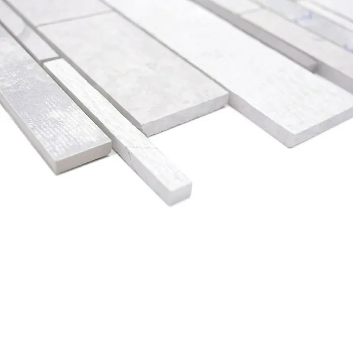 Mosaikfliese Verbund Mix MTS STG D09 - 25,5 x 30 cm, Grau, Matt - Nahaufnahme der rechteckigen, weißen Keramikfliesen in verschiedenen Größen mit unebener Oberfläche.