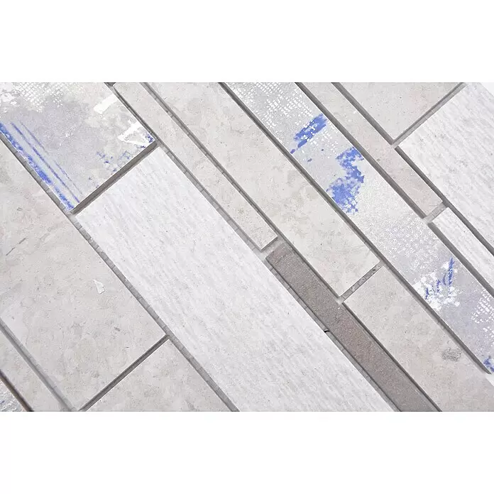 Mosaikfliese Verbund Mix MTS STG D09 - 25,5 x 30 cm, Grau, Matt - Hellfarbene Mosaikfliesen in versetztem Muster, einige mit blauen und weißen Mustern und einem dunkelgrauen Akzentstreifen.