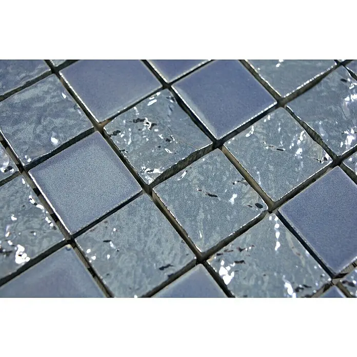 Mosaikfliese Quadrat Gakue CG GA6 - 31,6 x 31,6 cm, Blau, Glänzend - Nahaufnahme von grauen Mosaikfliesen mit unterschiedlichen Texturen, die ein schimmerndes und modernes Design für Innenräume schaffen.