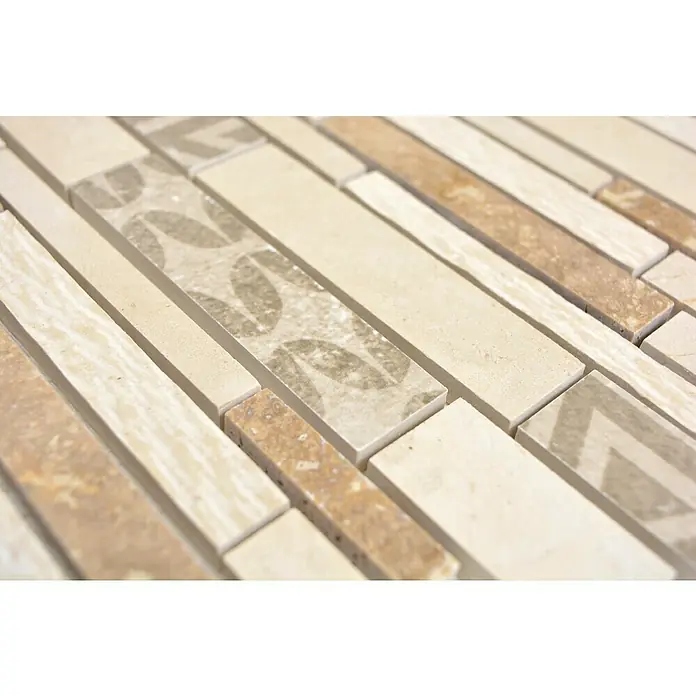 Mosaikfliese Verbund Mix MTS 27B B03 - 27 x 30 cm, Beige/Braun, Matt - Nahaufnahme von länglichen, beigen Natursteinmosaikfliesen mit verschiedenen Mustern, ideal für stilvolle Wand- und Bodengestaltungen.