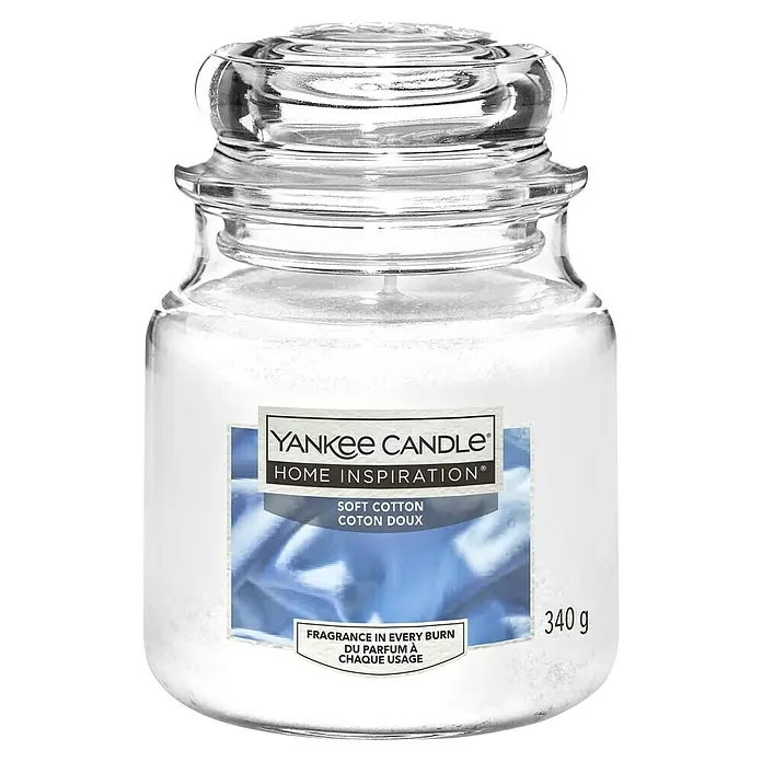 Yankee Candle Home Inspirations Duftkerze - Im Glas, Soft Cotton, Medium - Nahaufnahme einer Yankee Candle Home Inspiration Duftkerze mit dem Duft "Soft Cotton" in einem Glas mit Deckel.