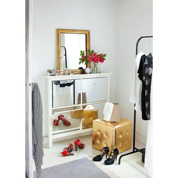 D-c-fix Klebefolie Spiegeleffektfolie - 120 x 90 cm, Spiegeleffekt, Selbstklebend - Eleganter Schuhschrank mit Spiegelfront, goldenen Hockern und einer Auswahl an Schuhen, ergänzt durch stilvolle Accessoires und Kleidung.