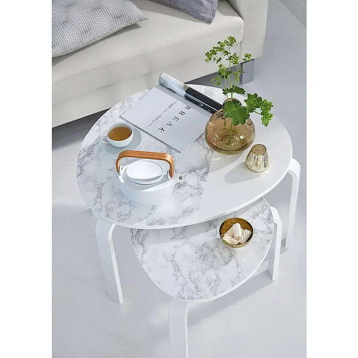 D-c-fix Marmoreffektfolie Marmi - 200 x 67,5 cm, Grau, Selbstklebend - Zwei runde Beistelltische in Weiß und Marmoroptik, dekoriert mit Teekanne, Tasse, Vase, Kerze, Zeitschrift und Süßigkeiten.