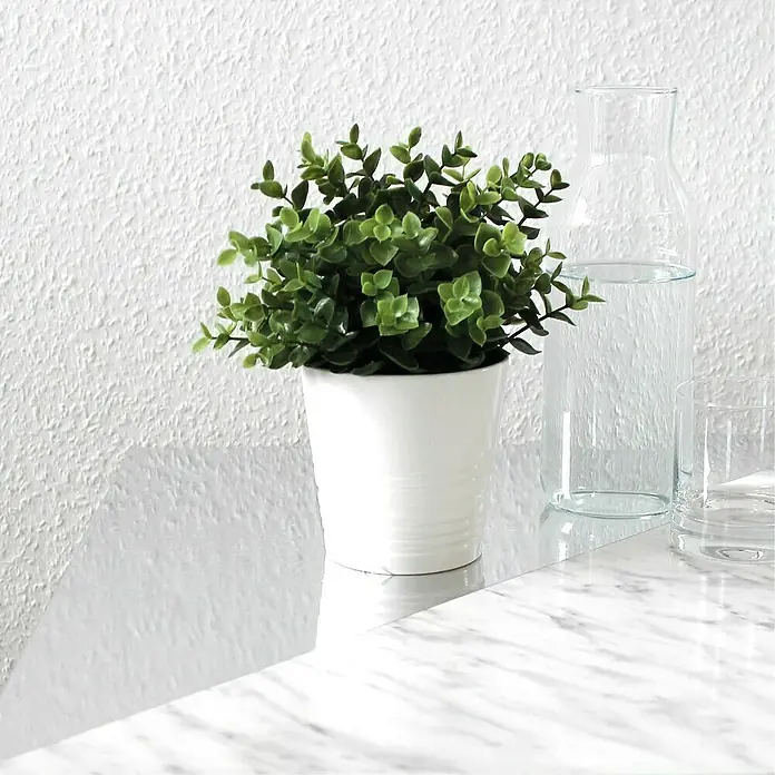 D-c-fix Marmoreffektfolie Marmi - 200 x 67,5 cm, Grau, Selbstklebend - Zimmerpflanze in einem weißen Topf neben einem Glasgefäß mit Wasser, die eine friedliche Atmosphäre schaffen.