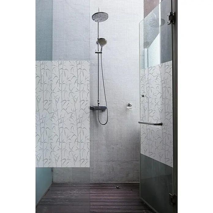 D-c-fix Glasfolie Bamboo - 200 x 67,5 cm, Transluzent, Selbstklebend - Ein Badezimmer mit einer modernen Dusche, ausgestattet mit einem stilvollen Duschkopf und umgeben von gemusterten Glaswänden für Privatsphäre.