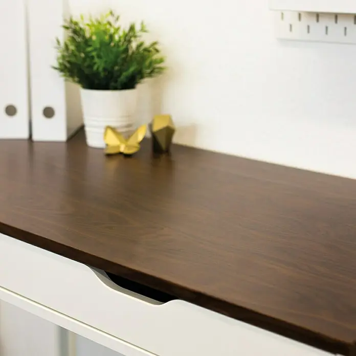 D-c-fix Holzoptikfolie Apfelbirke - 200 x 45 cm, Schokolade, Selbstklebend - Elegante Schreibtischplatte in dunklem Holzdesign, kombiniert mit einem weißen Schubladenelement für stilvolle Büroorganisation.