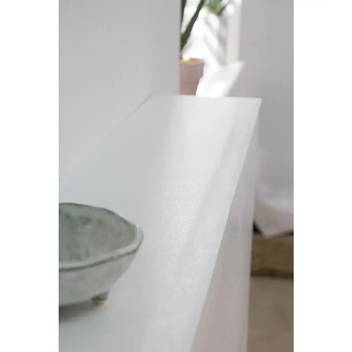 D-c-fix Leder-Dekorfolie Uni - 200 x 67,5 cm, Weiß, Selbstklebend - Nahaufnahme einer weißen Kommode mit einer kleinen, grauen Schale darauf, die eine minimalistische und elegante Ästhetik betont.
