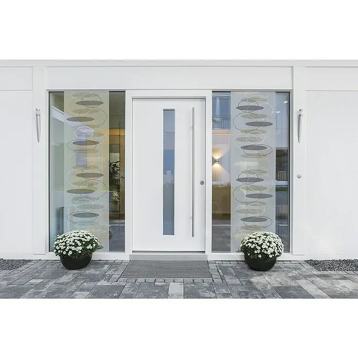 D-c-fix Static Premium Glasfolie Meterware Findus - Breite: 45 cm, Transluzent, Statisch haftend - Weiße Haustür mit Glaseinsatz und Seitenteilen mit dekorativen Mustern, flankiert von zwei Blumentöpfen. Moderner Eingangsbereich.