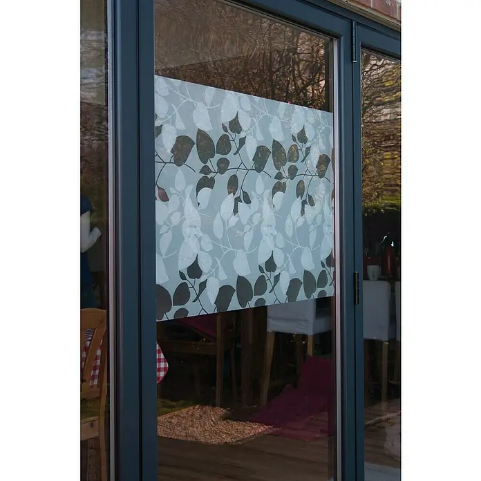 D-c-fix Static Premium Glasfolie Meterware Amena - Breite: 45 cm, Transluzent, Statisch haftend - Fensterfolie mit Blättermuster zur Dekoration und für mehr Privatsphäre im Innenraum, angebracht an einer Terrassentür.