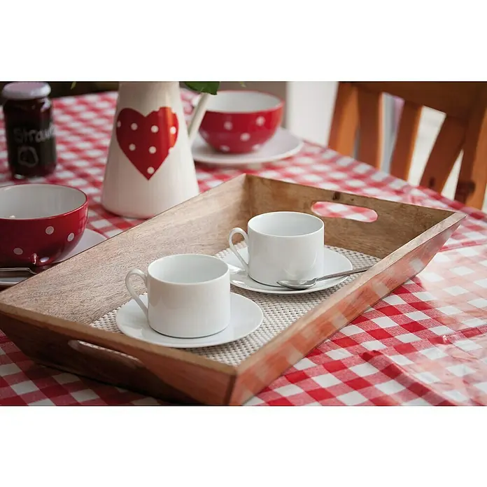 D-c-fix Universalmatte Function - Beige, 150 x 30 cm - Ein Holztablett mit zwei weißen Kaffeetassen und Untertassen, komplett mit Löffeln, auf einem rot-weiß karierten Tisch.