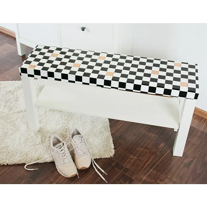 D-c-fix Black LINE Klebefolie Monza - 200 x 45 cm, Schwarz/Weiß, Selbstklebend - Ein weißer Schuhregal mit einem Schachbrettmuster oben und hellrosa Turnschuhen darunter.