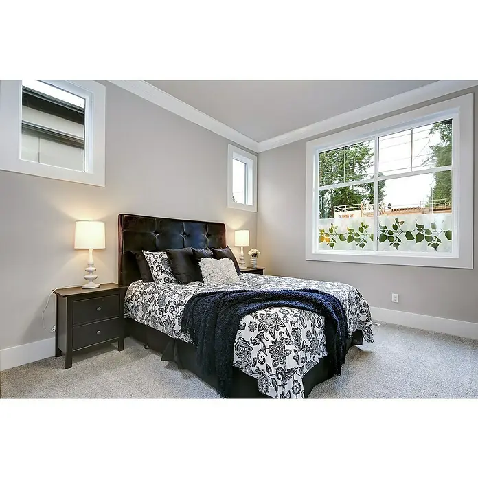 D-c-fix Static Premium Glasfolie Amena - 150 x 67,5 cm, Transluzent, Statisch haftend - Elegantes Schlafzimmer mit floralem Bettbezug, Nachttischen und stilvollen Lampen für eine beruhigende Atmosphäre.