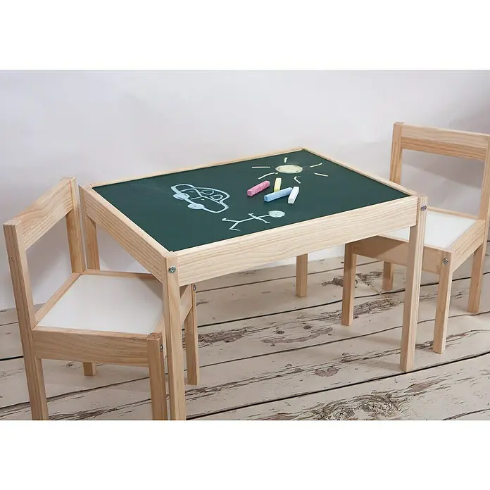 D-c-fix Tafelfolie - 150 x 90 cm, Tafelgrün, Selbstklebend - Ein Kinder-Tisch mit Tafeloberfläche und zwei Stühlen aus hellem Holz, ideal zum Malen und Spielen. Bunte Kreide liegt bereit für kreative Kunstwerke.