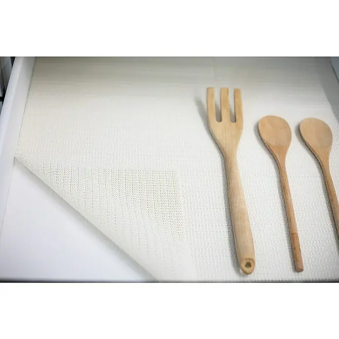 D-c-fix Rutschstoppmatte Function Grip - Beige, 150 x 30 cm - Schubladeneinlage mit Küchenhelfern: Ein ordentlicher Küchenschrank mit Anti-Rutsch-Matte und Holzbesteck für Kochliebhaber.
