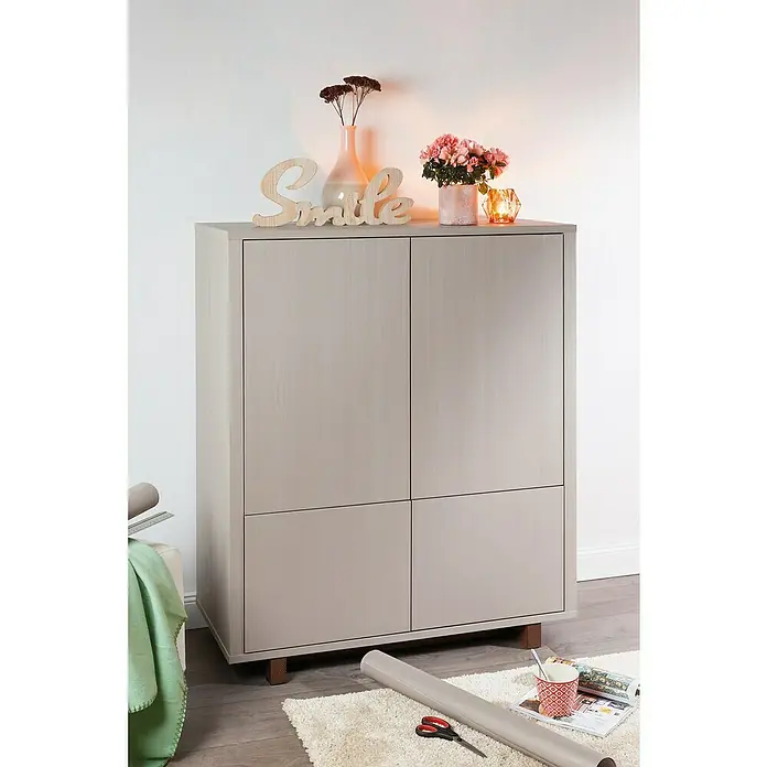D-c-fix Holzoptikfolie Quadro - 150 x 67,5 cm, Grau, Selbstklebend - Elegantes, graues Sideboard mit vier Türen und Dekorationen auf der Oberseite, das jedem Raum einen Hauch von Stil verleiht.