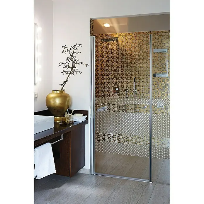 D-c-fix StaticStripes Glasfolie Milton - 200 x 45 cm, Transluzent, Statisch haftend - Helles Badezimmer mit einer stilvollen Dusche mit Mosaikfliesen und einer modernen Waschtischkonsole mit goldener Vase und Ästen.