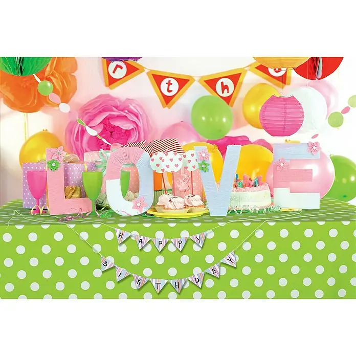 D-c-fix Manhattan Tischdecke Meterware Venita - Breite: 140 cm, Limone - Partydekoration mit Ballons, Papierlaternen und einer "Happy Birthday"-Girlande auf einem Tisch mit dem Schriftzug "LOVE".