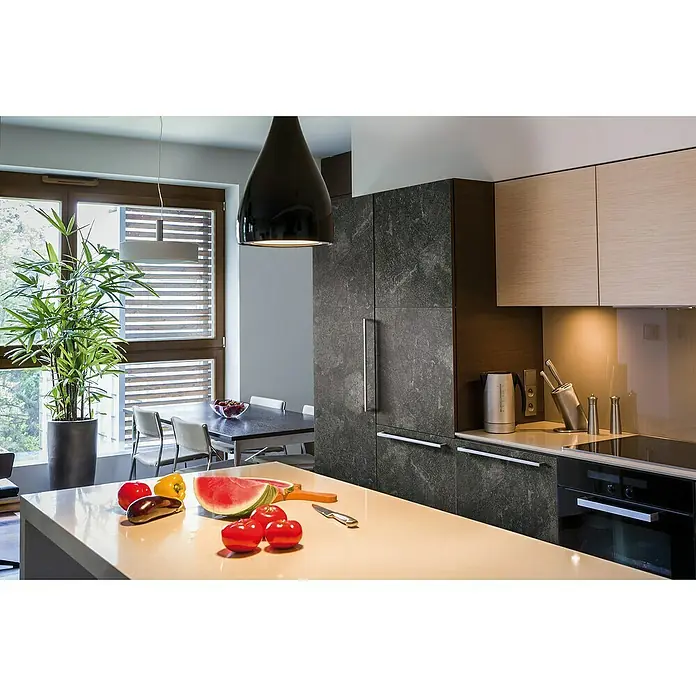 D-c-fix Dekore Klebefolie Avellino Beton - 200 x 45 cm, Schwarz, Selbstklebend - Ein Küchentisch mit frischem Gemüse und Obst, ergänzt durch moderne Küchenschränke und Beleuchtung, die eine einladende Atmosphäre schaffen.