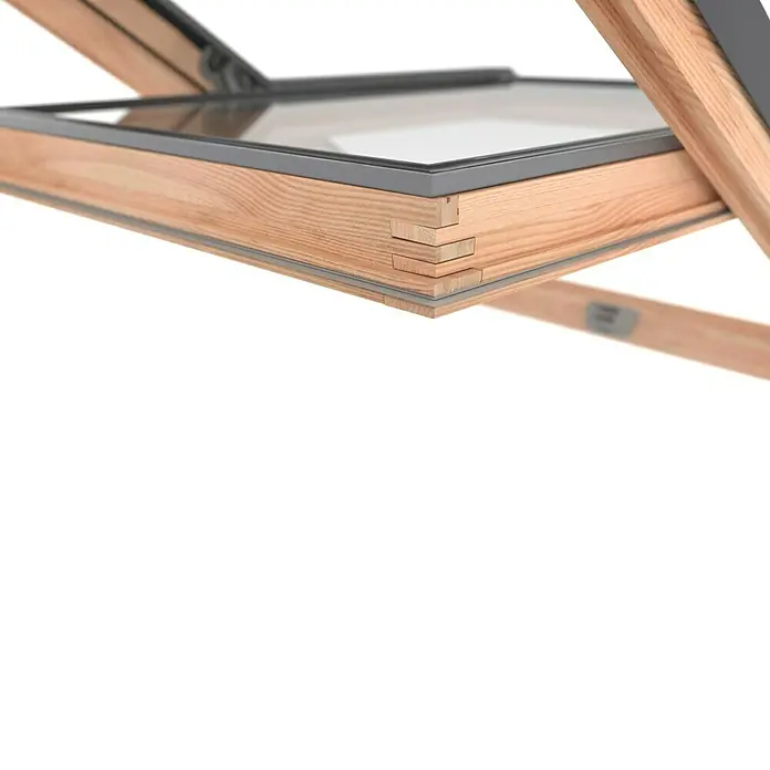 Solid Elements Dachfenster Safe - 78 x 118 cm - Nahaufnahme eines Dachfensters mit Holzrahmen und klarer Verglasung, das die hochwertige Verarbeitung und das elegante Design hervorhebt.