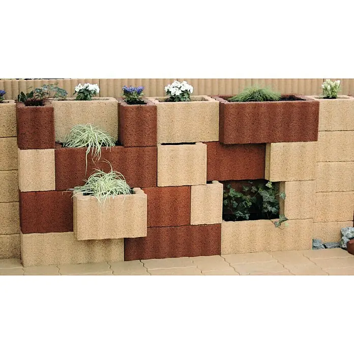 Christoph Pflanzstein Rasterstein - Mediterran, 40 x 20 x 25 cm, Beton - Die Bild zeigt eine Gartenmauer aus Pflanzsteinen mit verschiedenen Pflanzen, die eine natürliche und dekorative Optik verleihen.
