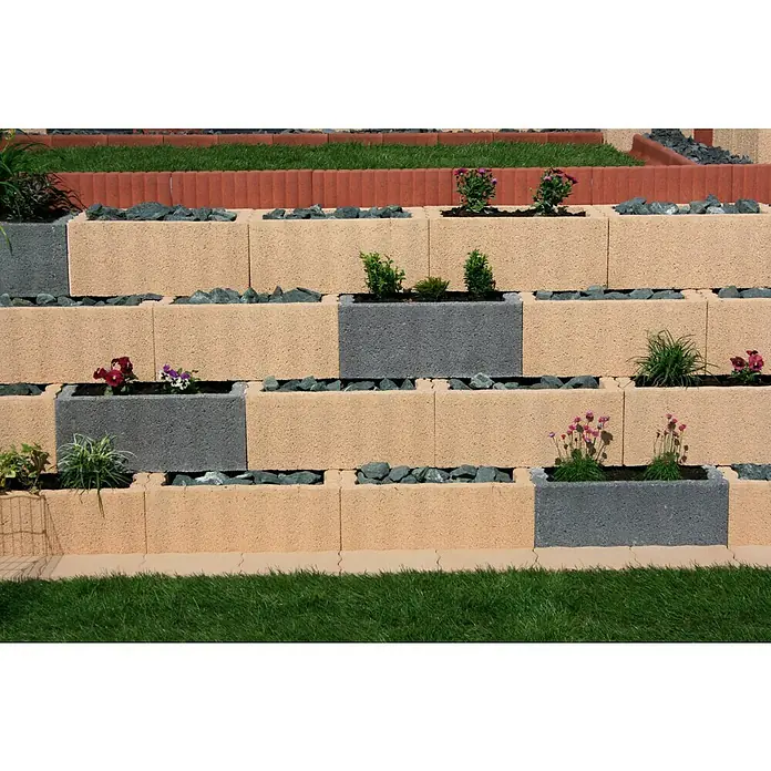Christoph Pflanzstein Rasterstein - Grau, 60 x 40 x 25 cm, Beton - Mehrstufige Gartenmauer mit bepflanzten Betonblöcken in Beige und Grau, dekoriert mit Steinen. Die Mauer ist ein echter Hingucker und bietet Platz für Pflanzen.