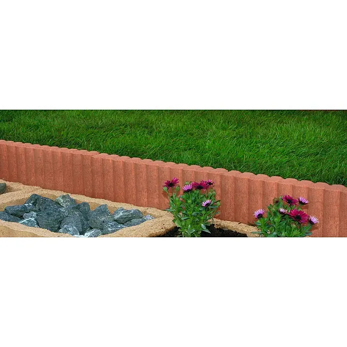Christoph Palisaden-Randstein - Toskana, 50 x 6 x 15 cm, Beton - Ein Garten mit einer Beetumrandung aus terrakottafarbenen Steinen, die Blumen und Rasen trennt, sowie Steinen in beigefarbenen Pflanzkästen.