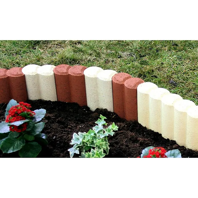Christoph Palisaden-Randstein - Toskana, 9 x 6 x 15 cm, Beton - Gartenblick mit Beetbegrenzungen aus abwechselnd braunen und beigen Betonsteinen, die ein sauberes und ordentliches Erscheinungsbild erzeugen.