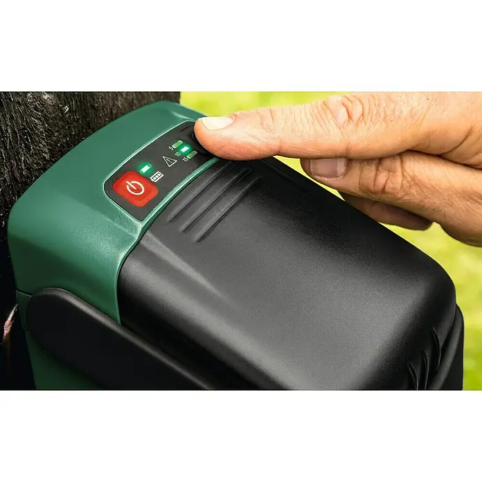 Bosch Power for All 18V Akku-Regenfasspumpe GardenPump 18V-2000 - 18 V, 1 Akku, Max. Fördermenge: 2.000 l/h - Ein grüner und schwarzer Bosch-Akku wird von einer Hand bedient, um den Ladestand mit LEDs anzuzeigen.