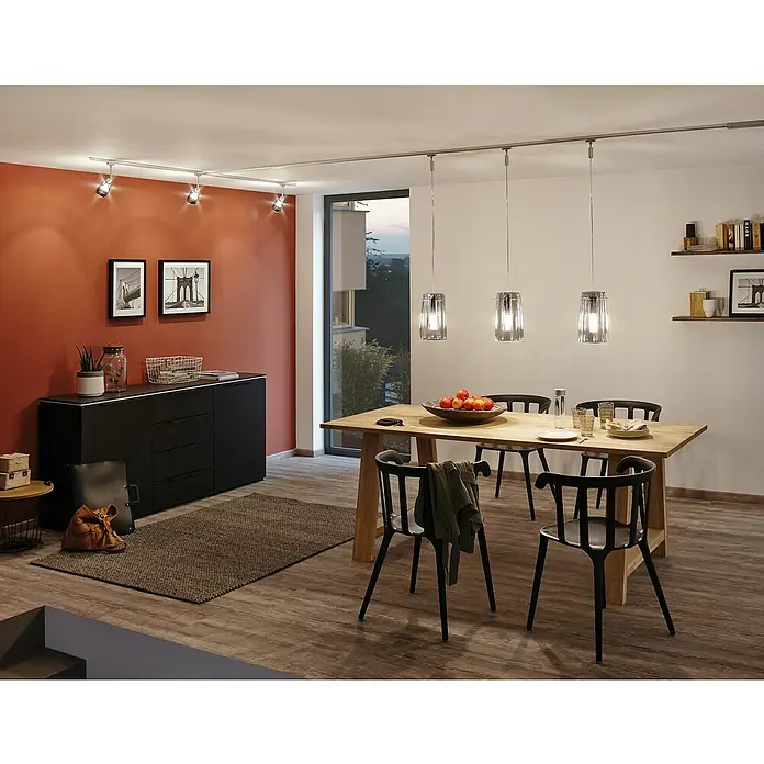 Paulmann URail 2Easy Pendelleuchte Basic - 20 W, Chrom, Höhe: 150 cm - Dieses Bild zeigt einen Essbereich mit einer modernen Pendelleuchte über einem Holztisch und eleganten Stühlen vor einer farbigen Wand.