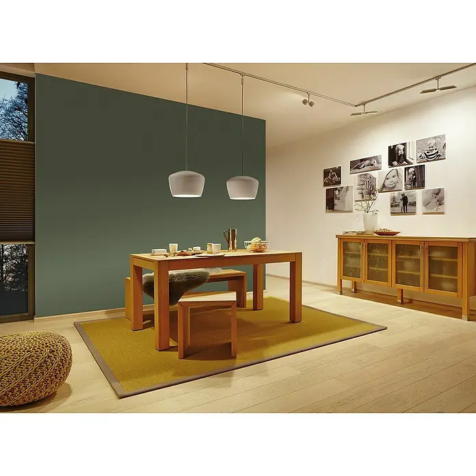 Paulmann URail 2Easy Pendelleuchte Basic - 20 W, Chrom, Höhe: 150 cm - Helles Esszimmer mit Holztisch und passender Anrichte unter einer Reihe von Schwarz-Weiß-Fotos, die die Wand schmücken. Gemütliche Atmosphäre mit Teppich.