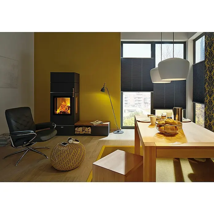 Paulmann URail 2Easy Pendelleuchte Basic - 20 W, Chrom, Höhe: 150 cm - Gemütliches Wohnzimmer mit einem modernen Kamin, einem Ledersessel und einem Holztisch mit Speisen unter Pendelleuchten. Elegantes Design.