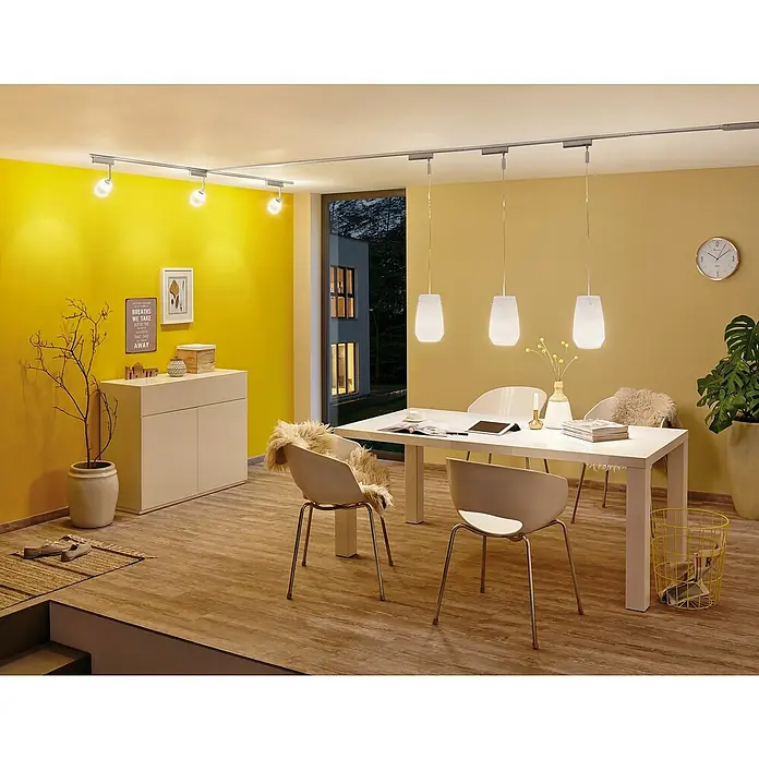 Paulmann URail 2Easy Pendelleuchte Basic - 20 W, Chrom, Höhe: 150 cm - Esszimmer mit moderner Beleuchtung: Drei Pendelleuchten über einem weißen Tisch und eine Schienenleuchte an der gelben Wand sorgen für Ambiente.