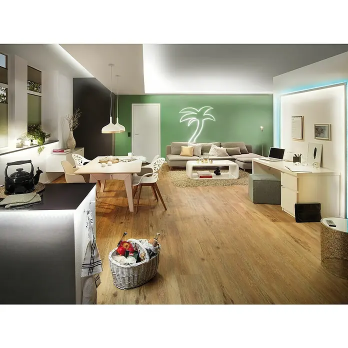 Paulmann Tira LED Set básico YourLED ECO - Largo: 3 m, Color de luz: RGB, 21,6 W, 630 lm - Acogedor espacio habitable con una moderna mesa de comedor, un cómodo sofá con una palmera de neón y una cesta de picnic llena en primer plano.