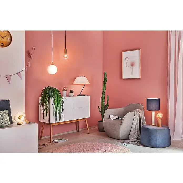 Paulmann Esben Pendelleuchte - Höhe: 110 cm - Zimmer mit rosa Wand, weißem Schrank, Sessel und Lampen. Die Hängelampe und Tischleuchte sorgen für eine angenehme Atmosphäre.