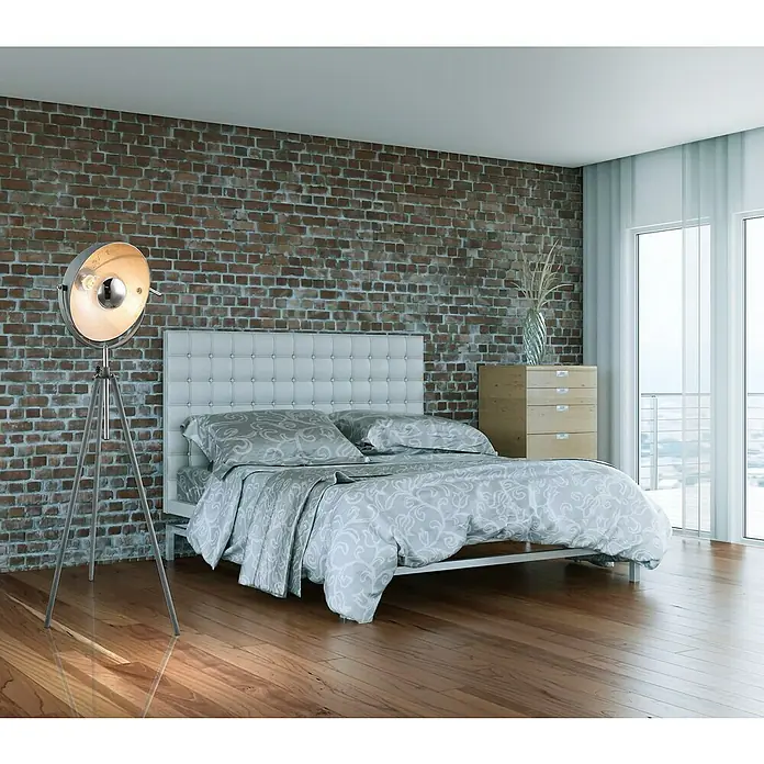 Globo Miram Stehleuchte - Höhe: 179 cm - Helles Schlafzimmer mit modernem Bett, Stehlampe und Backsteinwand. Das Bett ist das Hauptaugenmerk des Bildes.